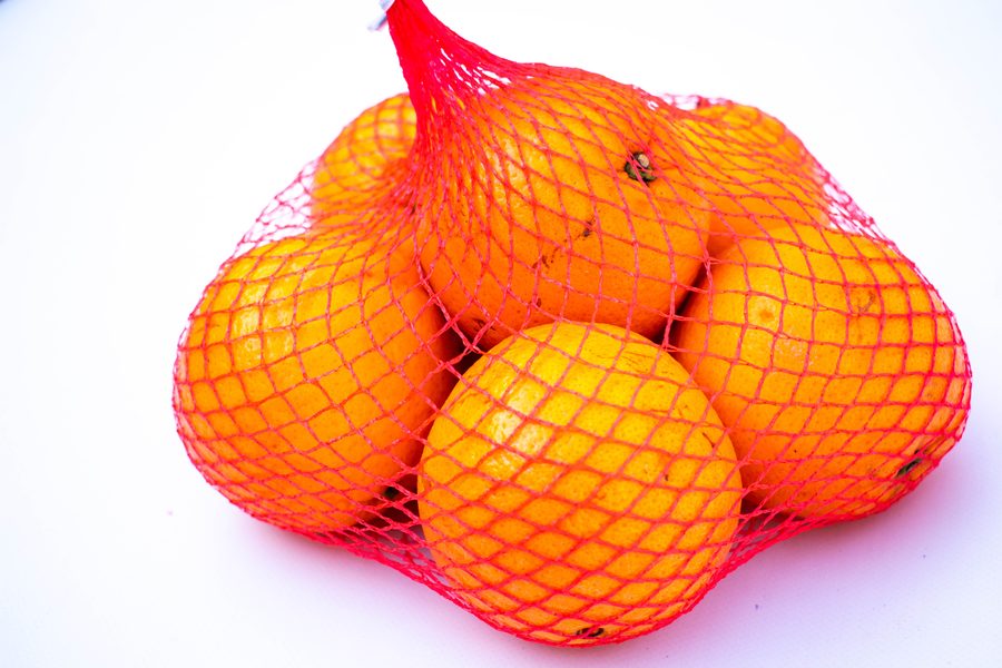 Naranjas en red tejida